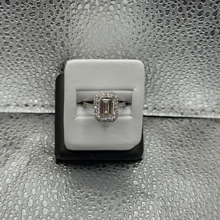 WEDDING RING EMERALD CUT 14KW 4.54CTW