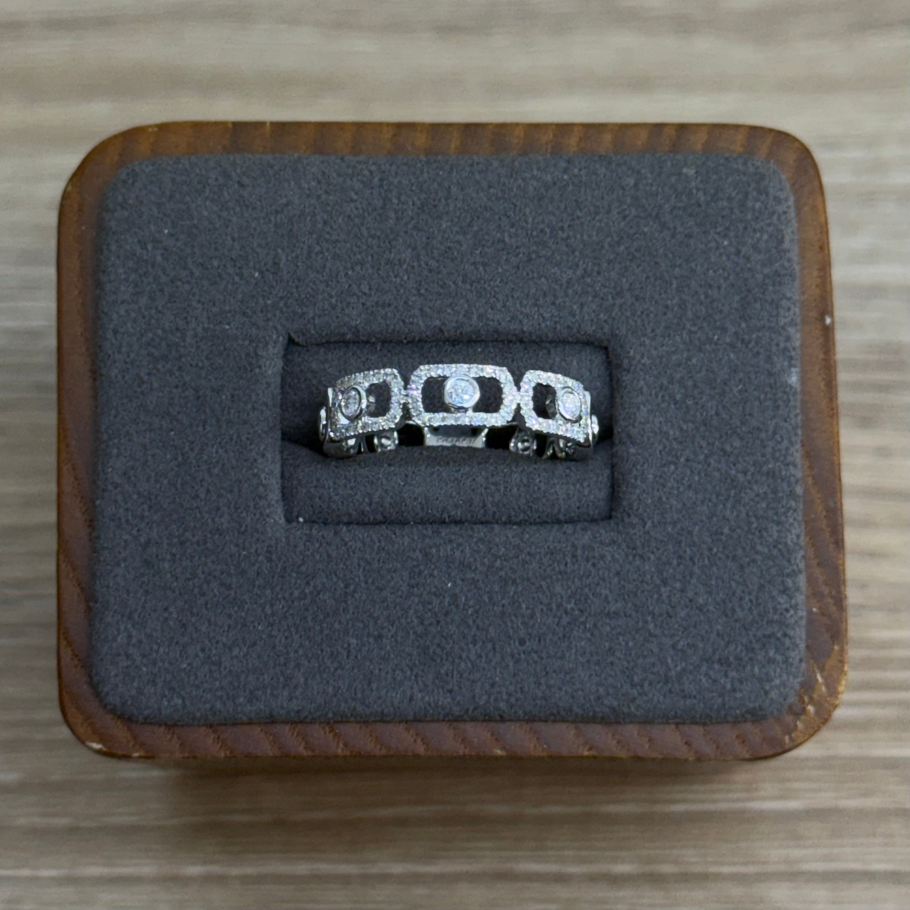 Link style ring with round diamonds in each segment 14k