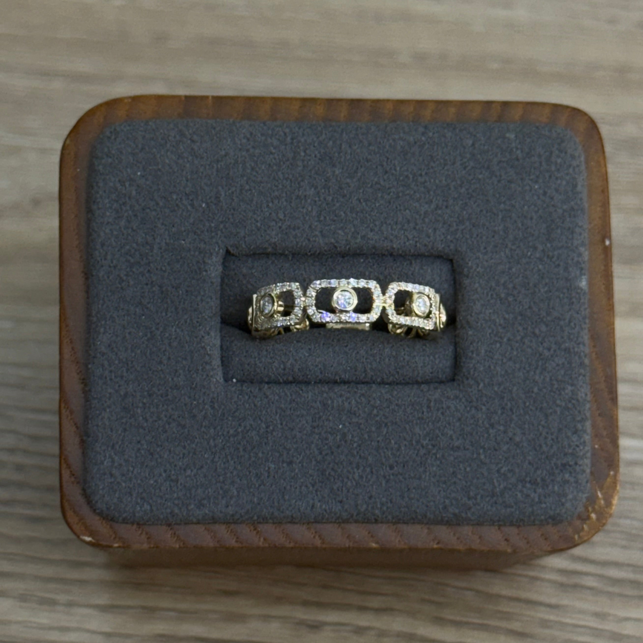 Link style diamond Ring, featuring round diamonds in each segment
