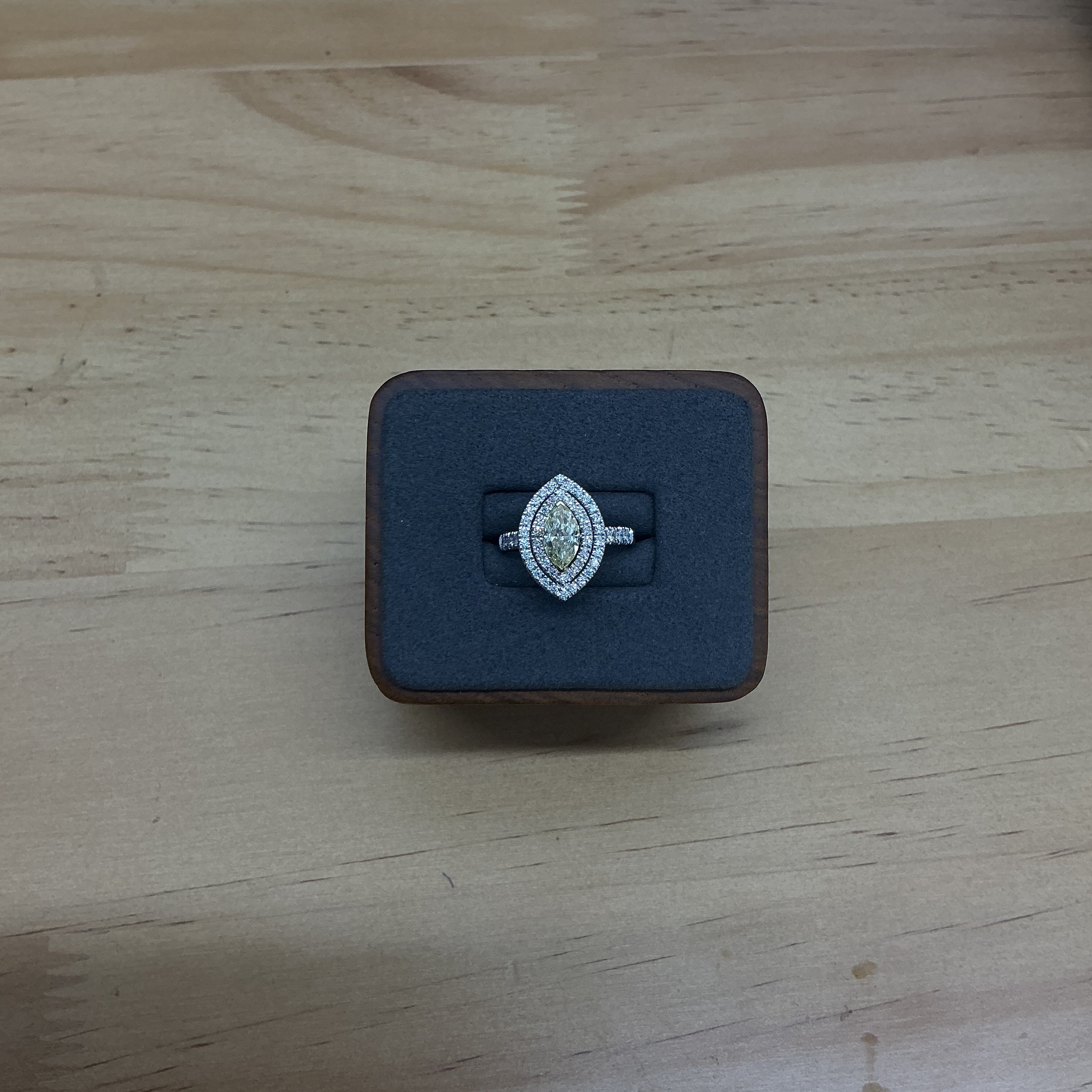 Ring Diamond yellow and diamonds