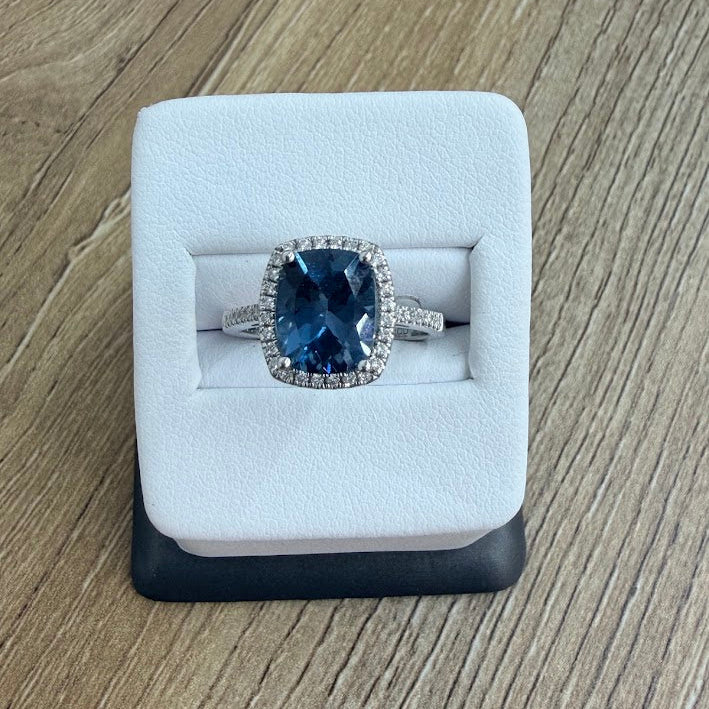 14K WHITE GOLD RING WITH DIAMONDS AND BLUE TOPAZ